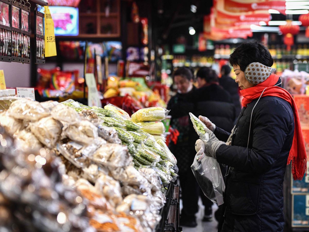 Pelanggan berbelanja sayuran dan buah-buahan di supermarket, Fuyang, Provinsi Anhui, Tiongkok timur, 8 Februari 2024.
