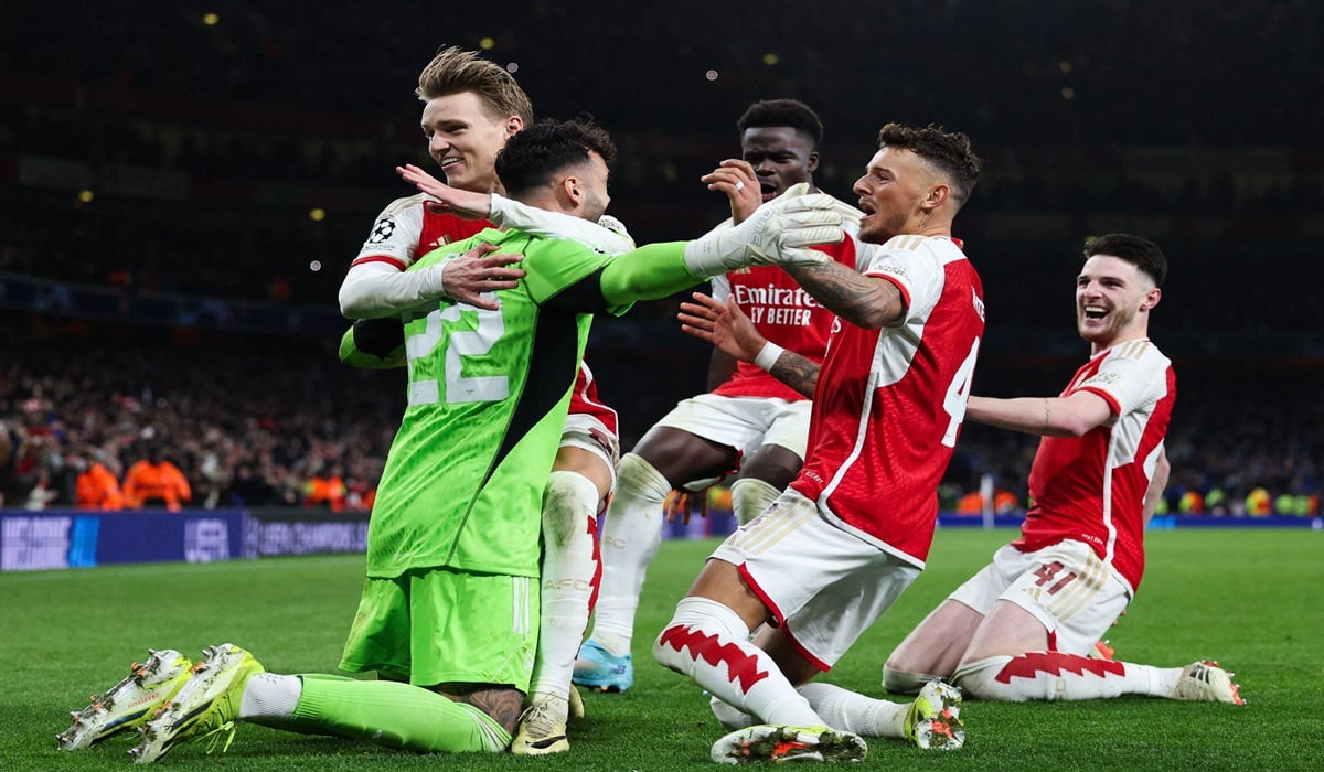 Para pemain Arsenal melakukan selebrasi usai menang adu penalti atas FC Porto di laga leg kedua 16 besar Liga Champions.