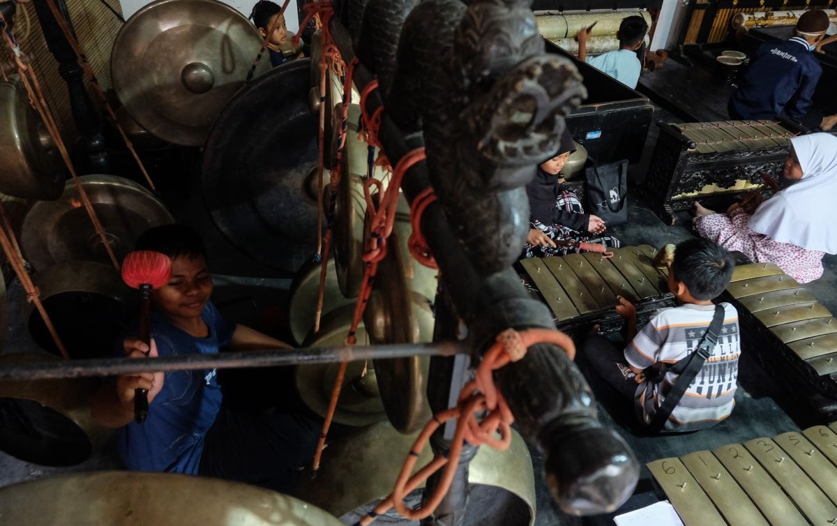  Sejumlah anak berlatih karawitan dan pedalangan di Padepokan Seni Sarotama, Kabupaten Karanganyar, Jawa Tengah, Sabtu (2/12/2023). 