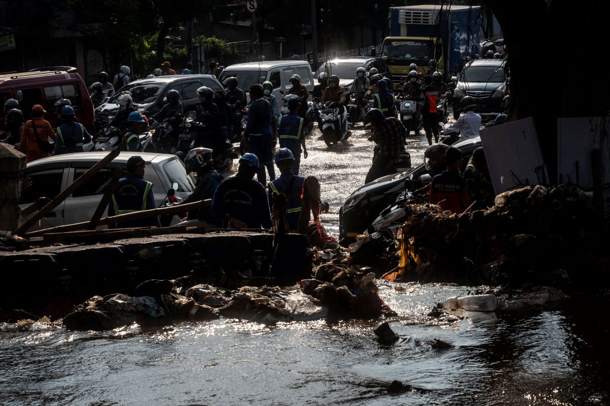 Petugas sedang menangani Tanggul Kali Hek yang jebol.