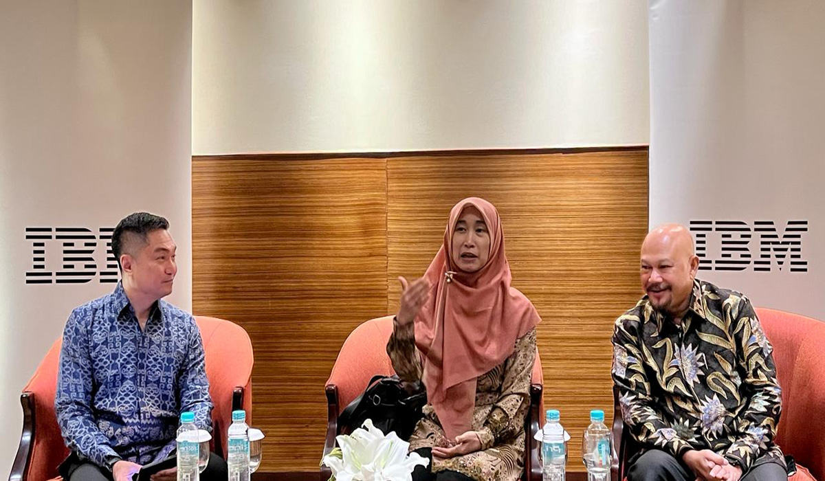 Pemaparan riset tentang adopsi kecerdasan buatan (AI) di sektor jasa keuangan serta manufaktur Indonesia.