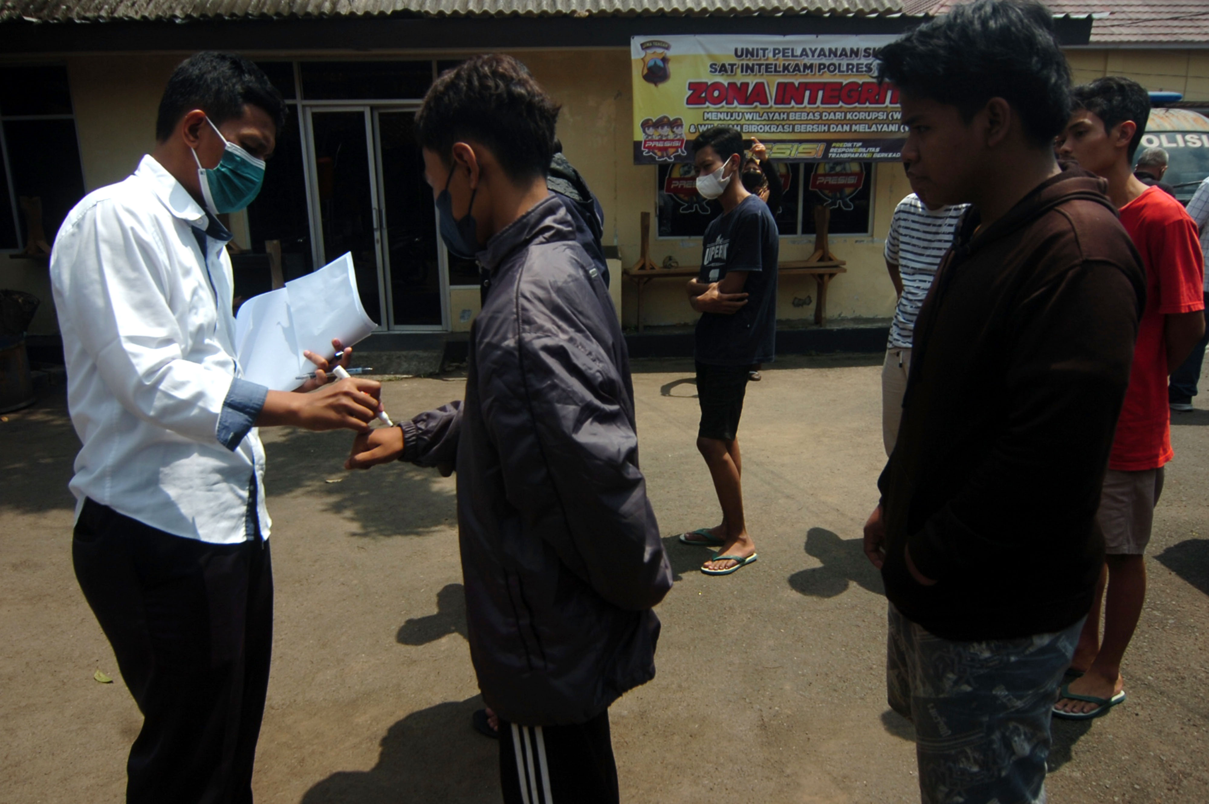 Polisi menangkap sejumlah remaja pelaku perang sarung