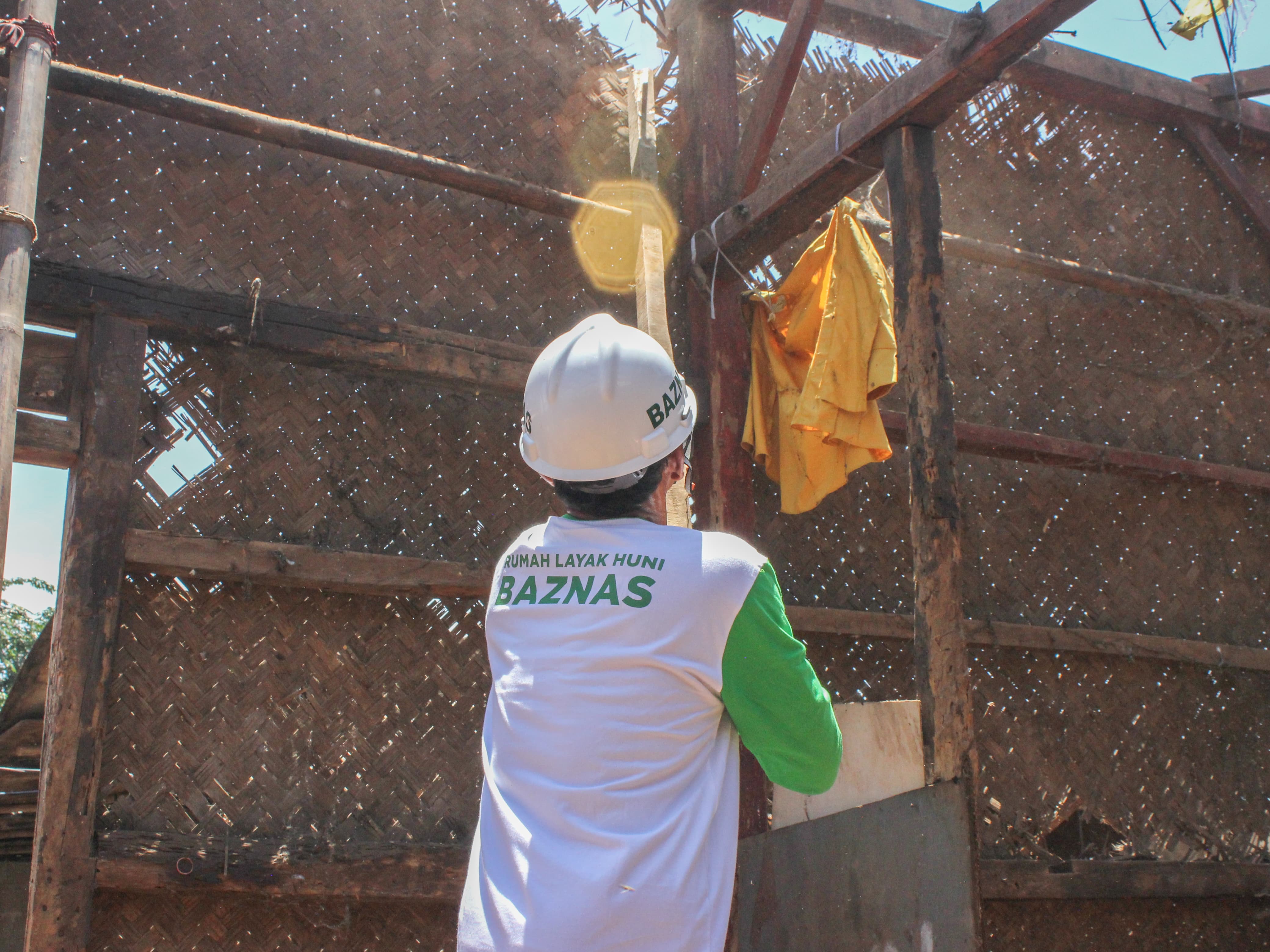 Bantuan renovasi rumah dari Baznas kepada warga kurang mampu