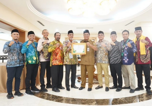 Gubernur Kalimantan Selatan, Sahbirin Noor (tengah) bersama jajaran Baznas Kalsel.