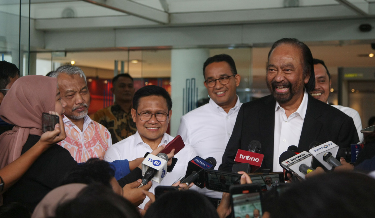  Ketua Umum Partai NasDem, Surya Paloh, bersama Anies Baswedan, dan Muhaimin Iskandar.