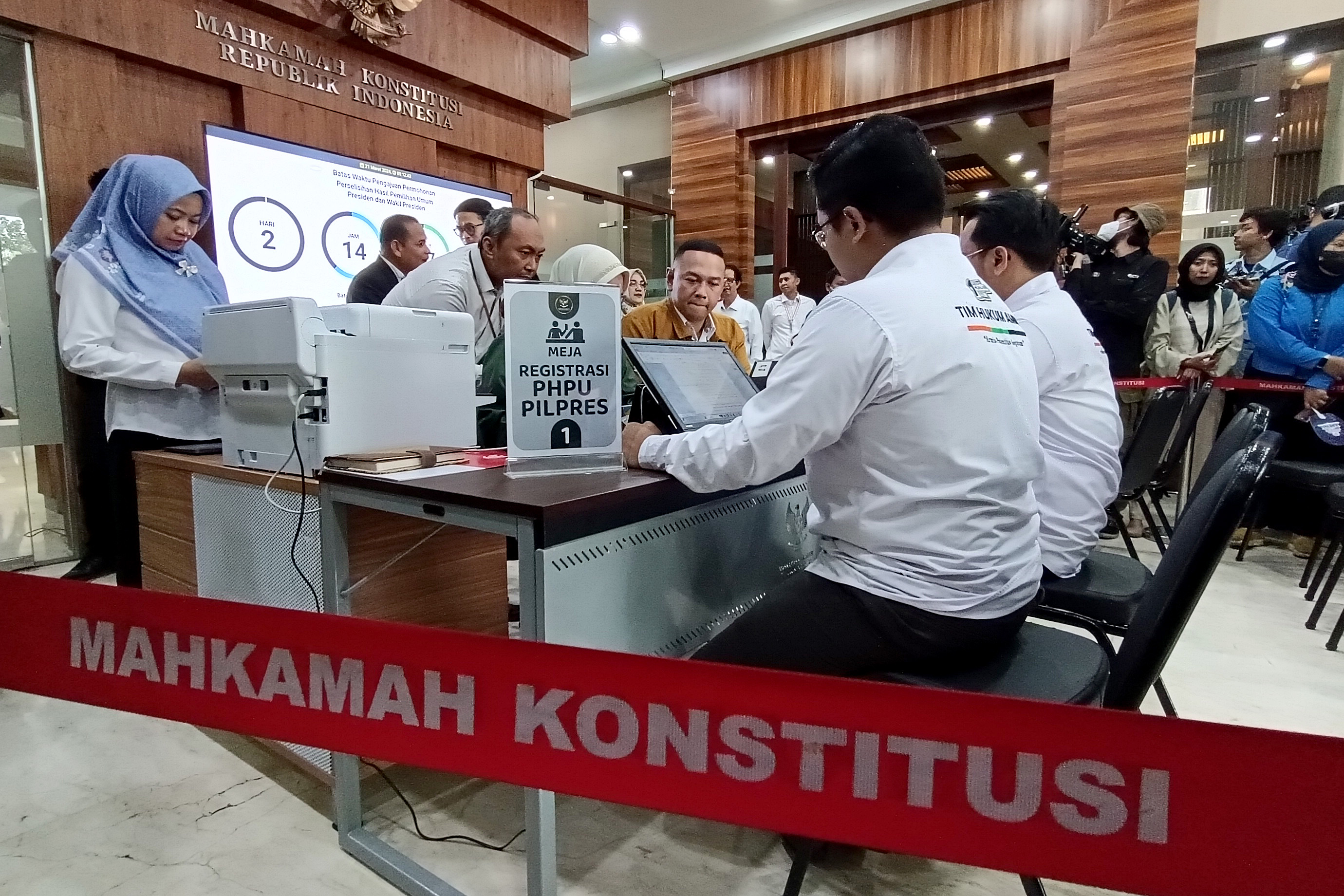 Anggota Tim Hukum Nasional pasangan calon presiden Anies Baswedan-Muhaimin Iskandar mendaftarkan gugatan sengketa Perselisihan Hasil Pemilih