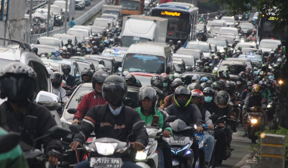 Pengendara ke daraan Roda Empat dan Roda dua terjebak macet saat arus balik jam Kantor di Jalan Gatot Subroto, Jakarta 