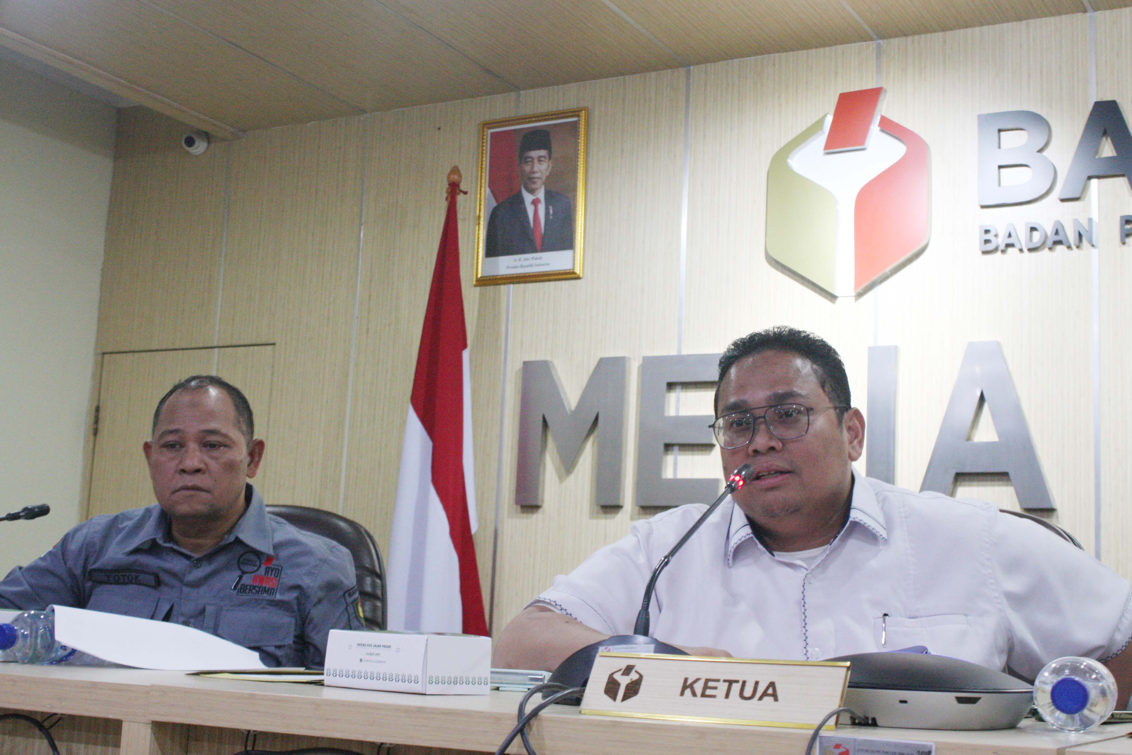  Ketua Badan Pengawas Pemilu (Bawaslu) Rahmat Bagja (kanan) bersama dengan Anggota Bawaslu Totok Hariyono (kiri) 