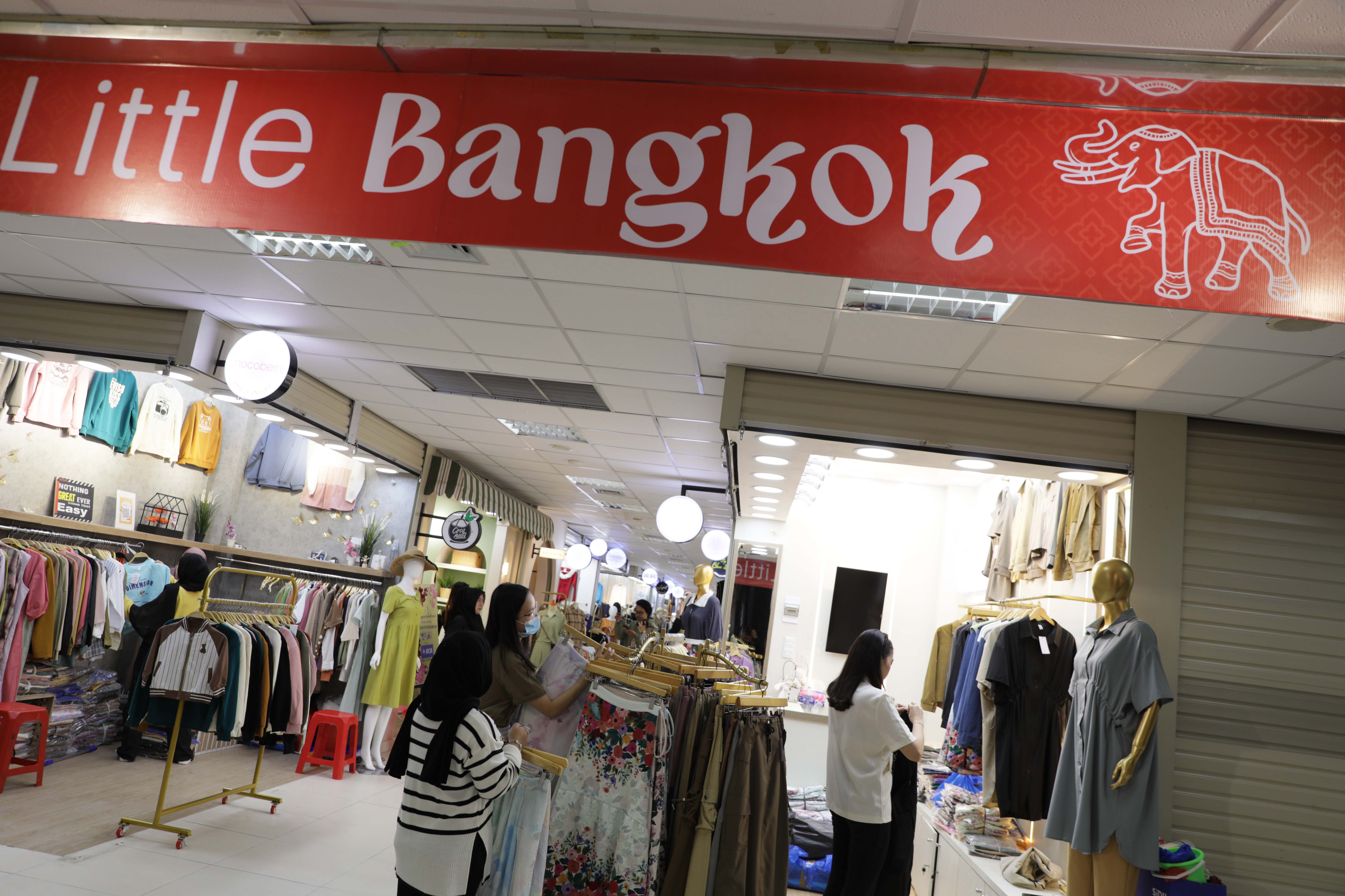 Kios di Pasar Tanah Abang yang menyajikan barang-barang dari Thailand