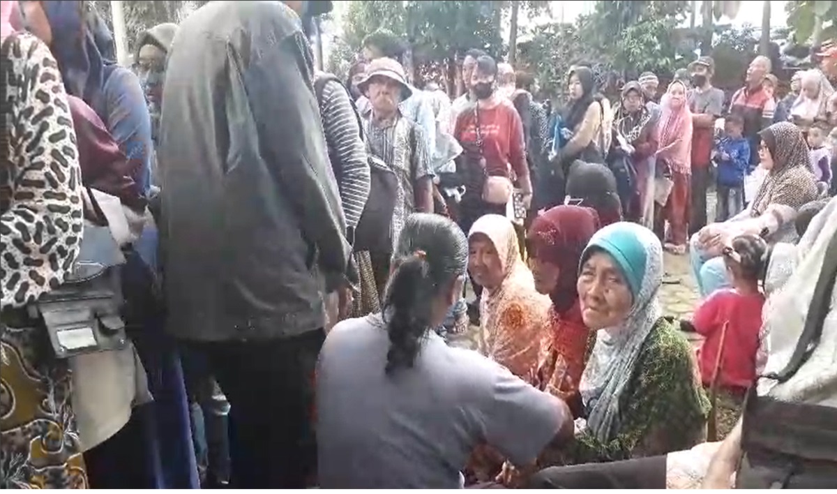 Sejumlah lansia lemas dan hampir pingsang karena terlalu lama antre berdesak-desakan untuk mendapatkan basos Kemensos sebesar Rp1,2 juta.