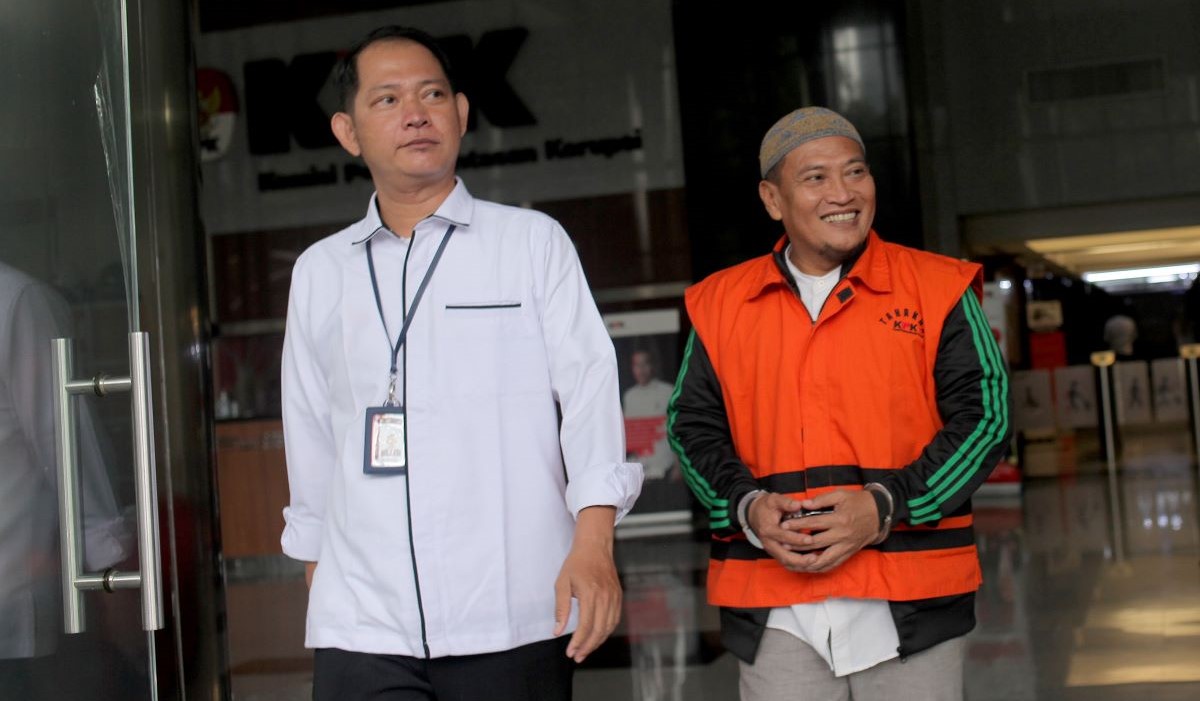 Tersangka anggota DPRD Labuhanbatu Yusrial Suprianto Pasaribu (tengah) berjalan keluar usai menjalani pemeriksaan di Gedung Merah Putih KPK,