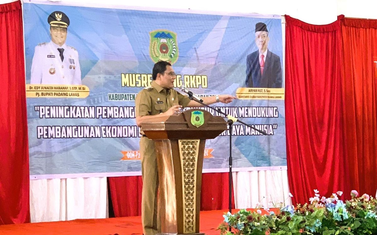 Pj Bupati Padang Lawas Edy Junaedi memberi arahan dalam Musrenbang Rencana Kerja Pemerintah Daerah Tahun 2025.