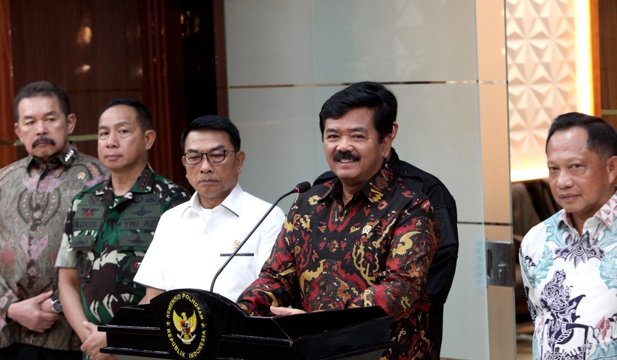 Menkopolhukam Hadi Tjahjant, didampingi Menteri Dalam Negeri Tito Karnavian, dan Kepala KSP Moeldoko