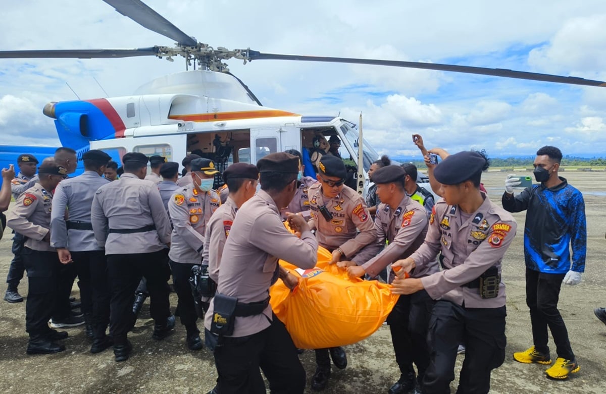 Kepolisian mengevakuasi tiga jenazah korban aksi KKB dari lokasi Pendulangan Ndeotadi 99, Paniai, ke Bandara Douw Aturure, Nabire, Papua.