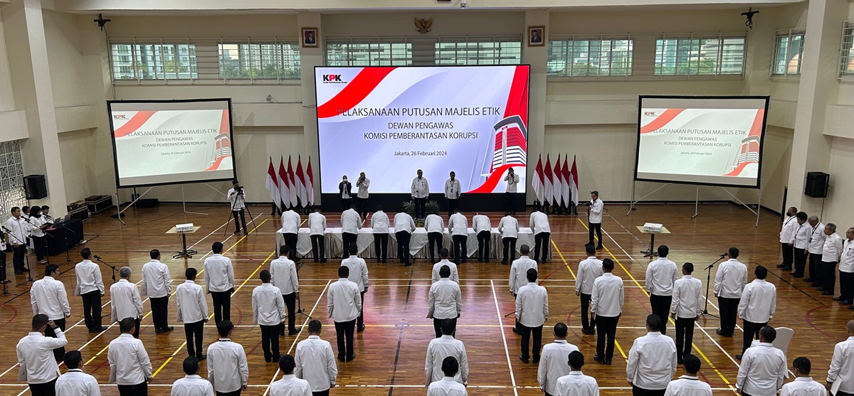 KPK memastikan penyidikan  dugaan pungutan liar (pungli) di rumah tahanan (rutan) berbeda dengan vonis etik.