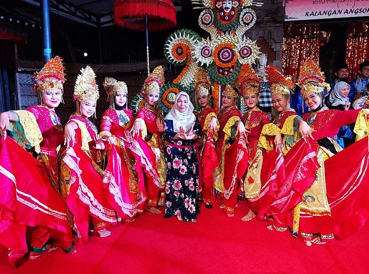 Tarian Nandak Ganjen, sebuah karya seni tradisional Betawi, menggambarkan fase pertumbuhan anak remaja menuju dewasa