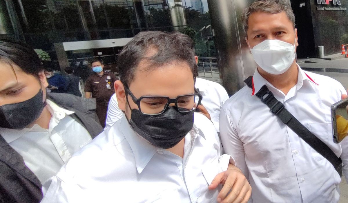 Mahendra Dito Sampurno alias Dito Mahendra dijaga pengawal keluar usai menjalani pemeriksaan di Gedung Komisi Pemberantasan Korupsi (KPK) 