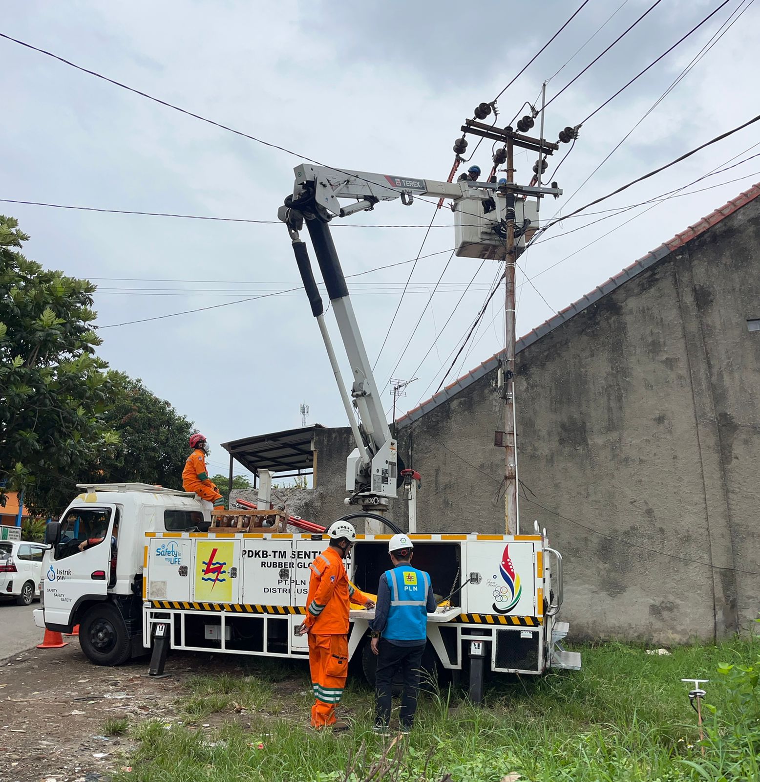Petugas PT PLN Jawa Barat melakukan perbaikan saluran listrik.