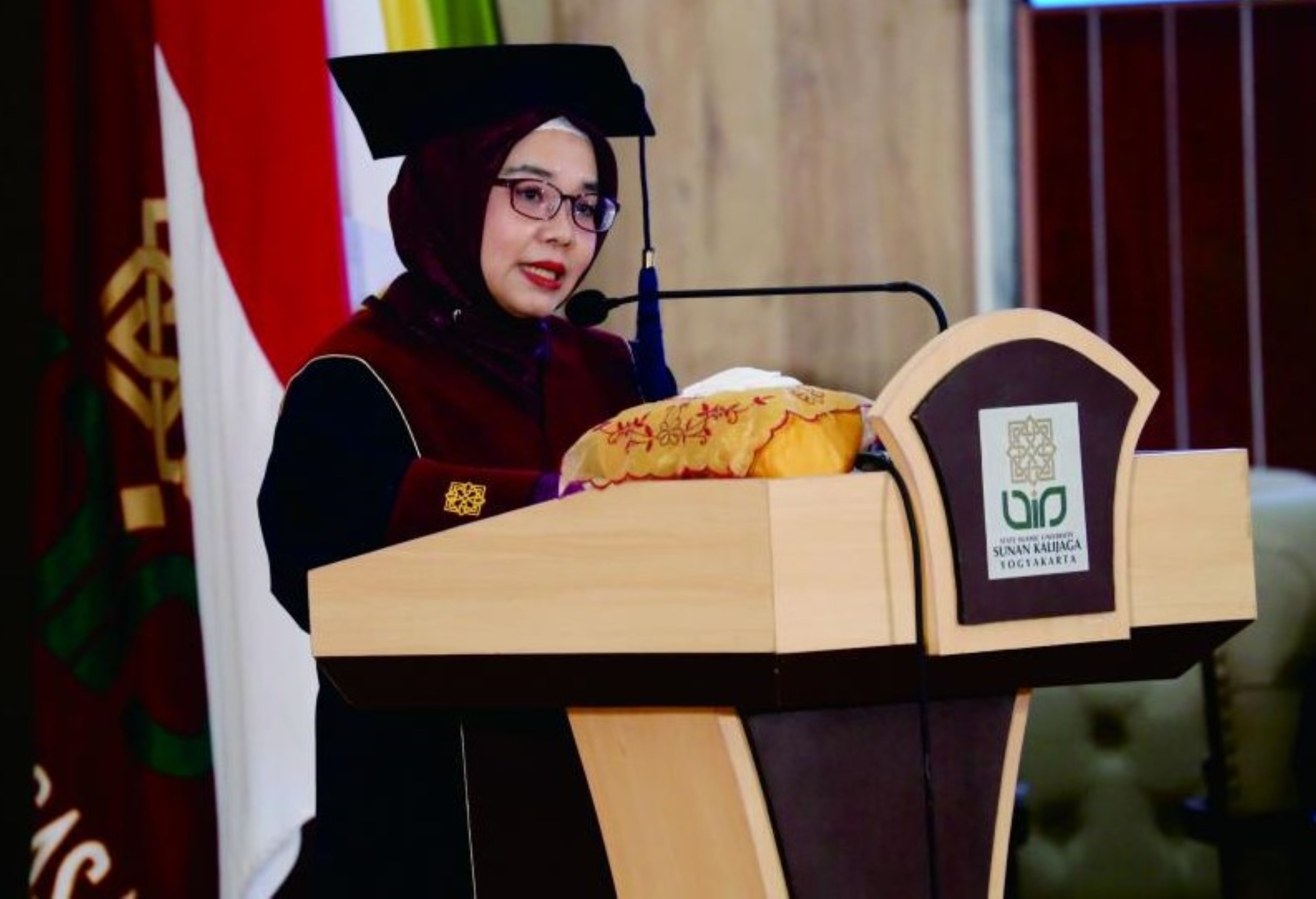 Prof. Dwi Agustina Kurniawati pada pengukuhannya sebagai guru besar di UIN Sunan Kalijaga, Yogyakarta, Rabu (6/3).