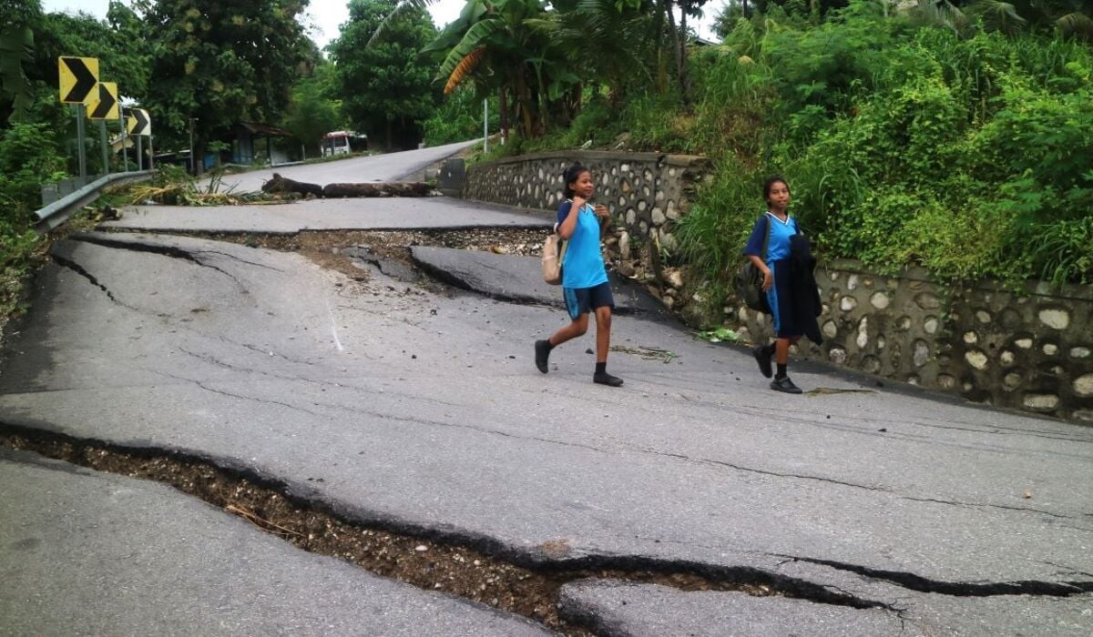 RUAS Jalan Taebenu di Kota Kupang, Nusa Tenggara Timur (NTT) yang ambles sedalam satu meter.
