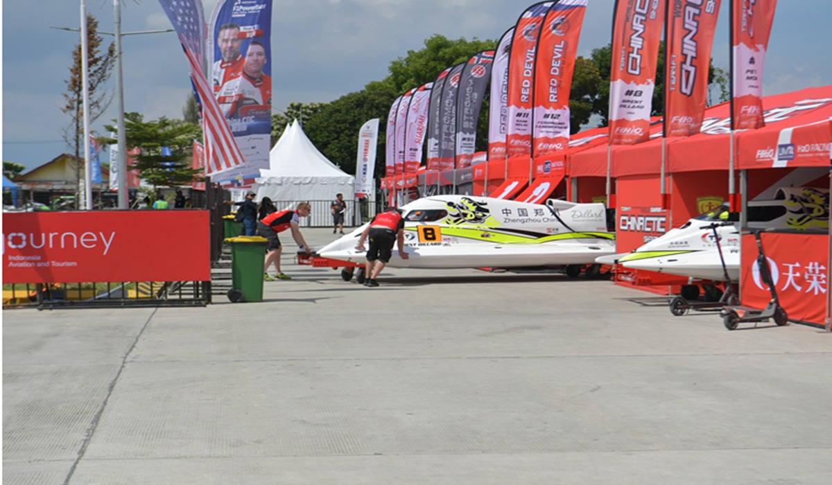 Kru tim F1 China CTIC Team memasukkan perahu motor menjelang F1 Powerboat 2024 di Danau Toba, Balige, Sumatra Utara, Jumat (1/3). 