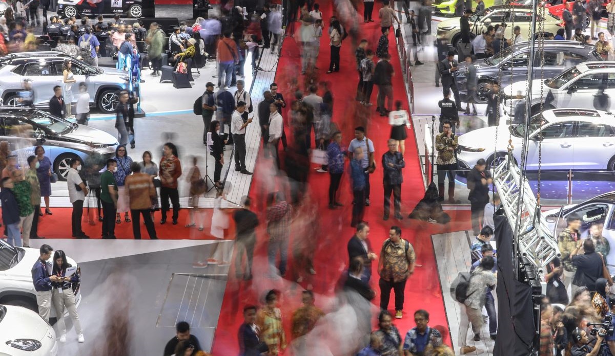 Pengunjung melihat mobil yang dipamerkan dalam Indonesian International Motor Show (IIMS) 2024 di JIExpo Kemayoran, Jakarta.