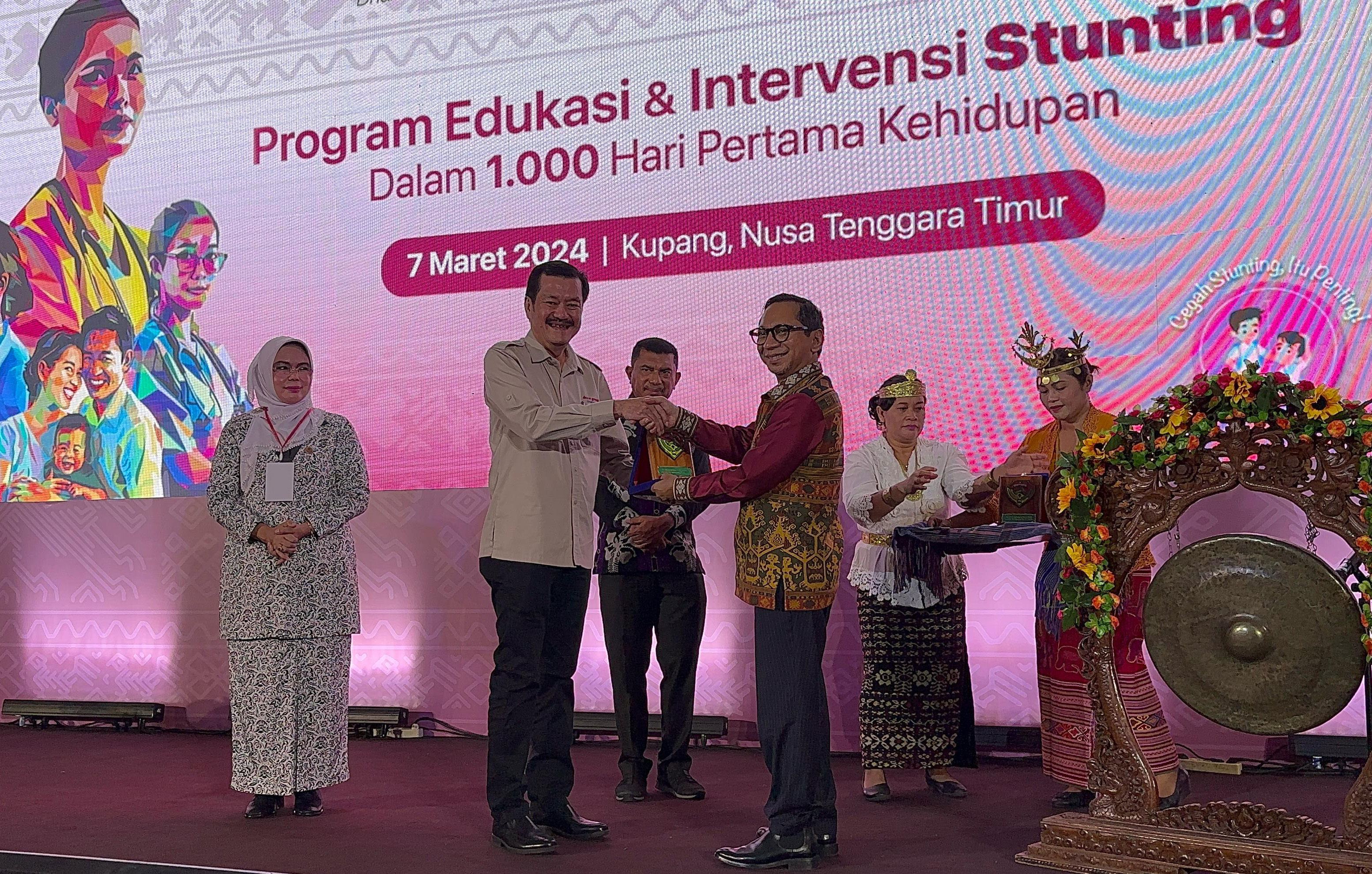 Pj Gubernur NTT Ayodhia G.L Kalake (tiga kanan) danCorporate Affairs Director Dexa Group Tarcisius Tanto Randy (dua kiri) 