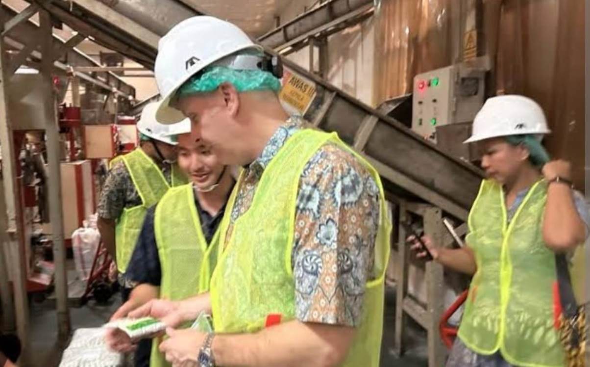 Dubes Kanada untuk Indonesia dan Timor Leste HE Jess Dutton mengunjungi pabrik Sumatraco di Surabaya, Jawa Timur.