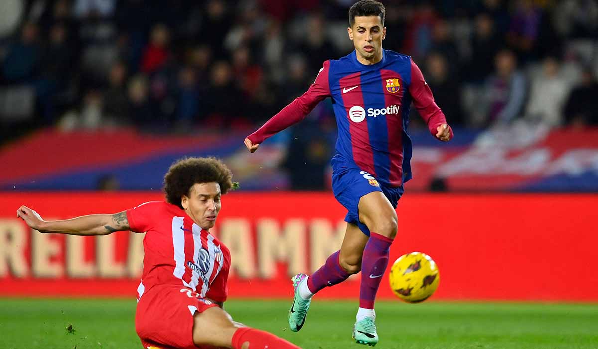 Joao Cancelo (kanan).