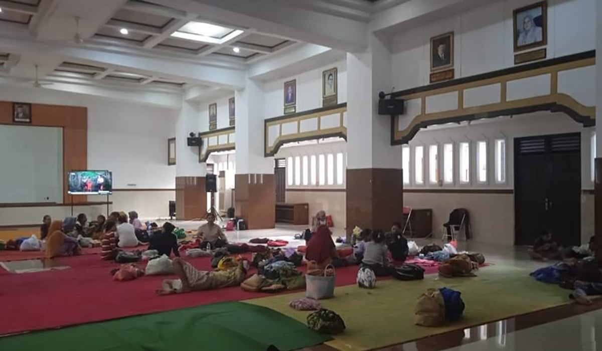 Warga Jawa Tengah yang mengungsi karena rumah mereka dilanda banjir.