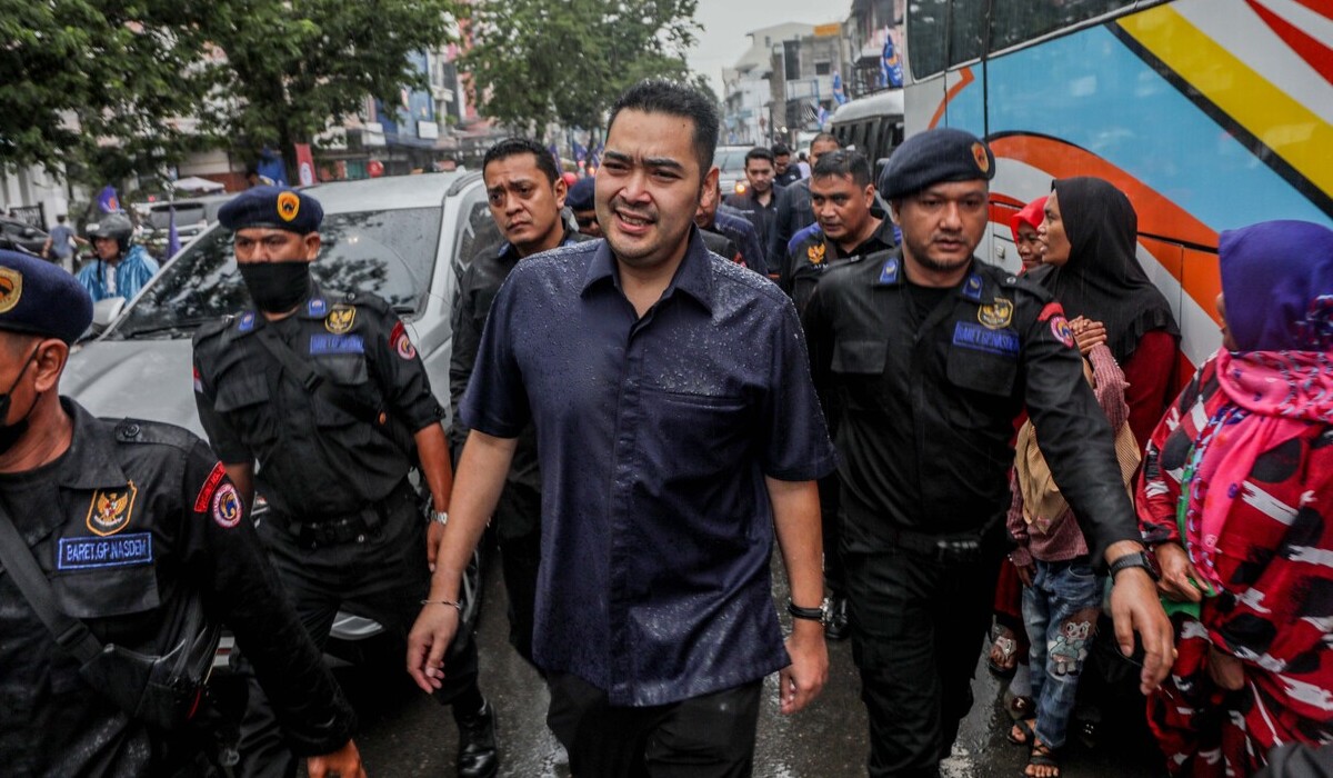 Ketua Badan Pemenangan Pemilu Partai NasDem Prananda Surya Paloh (tengah).