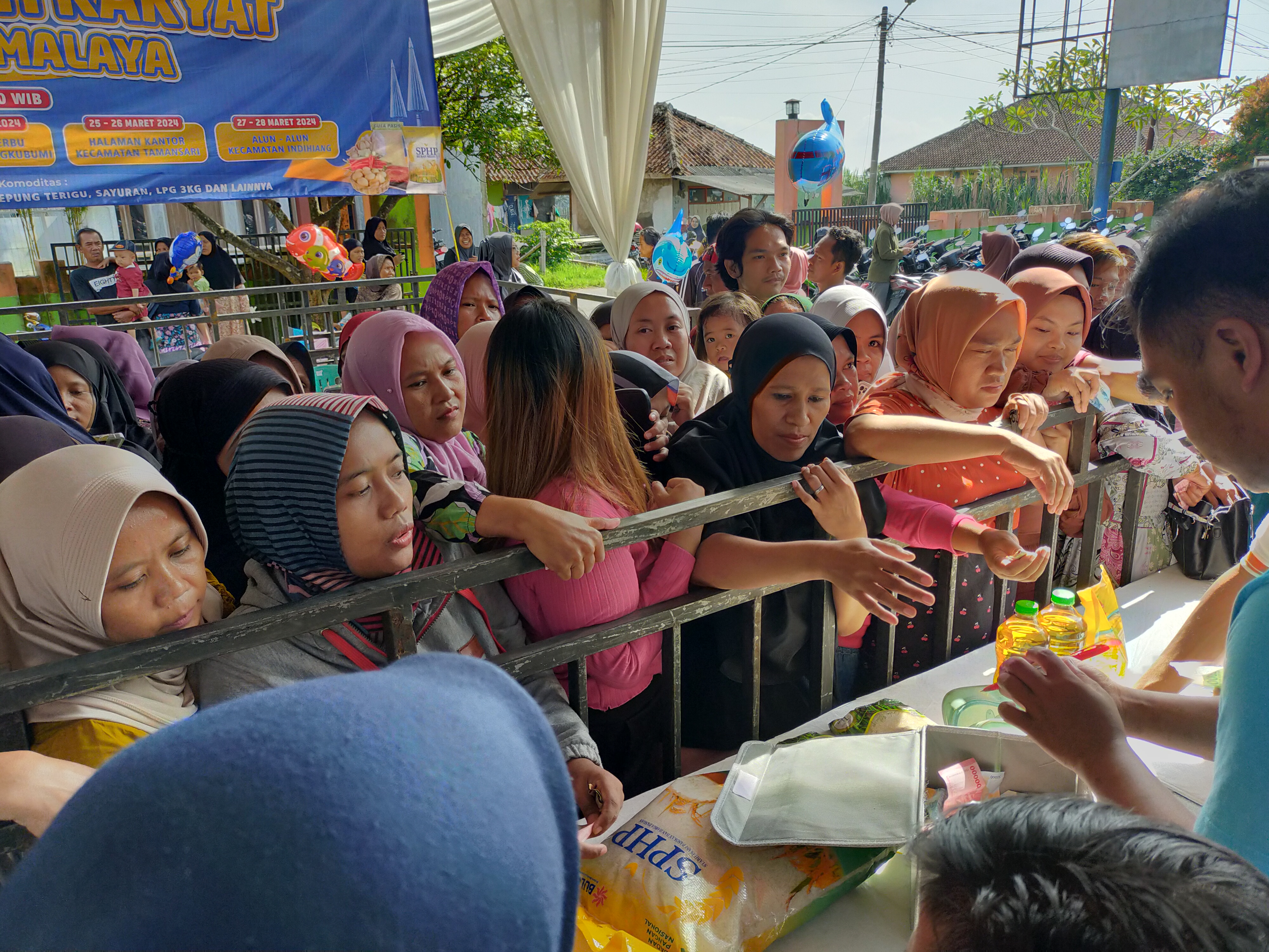 Warga berbelanja di pasar murah yang digelar Pemkot dan BI Tasikmalaya