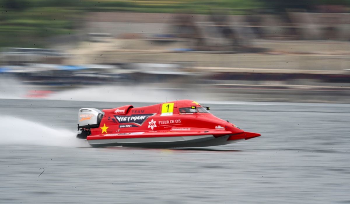 Salah satu pembalap di Kejuaraan Dunia Perahu Motor F1 Powerboat 2024 di Danau Toba 