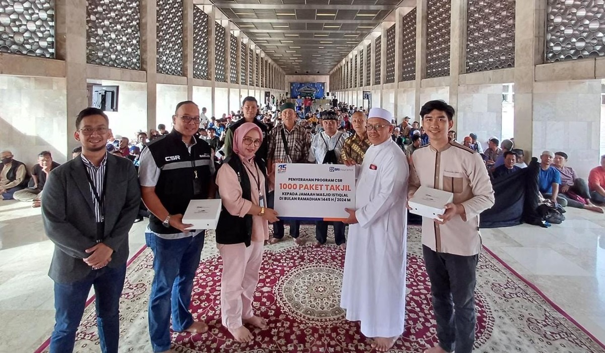 Penyerahan 1.000 paket takjil dari BRI Insurance kepada Masjid Istiqlal.
