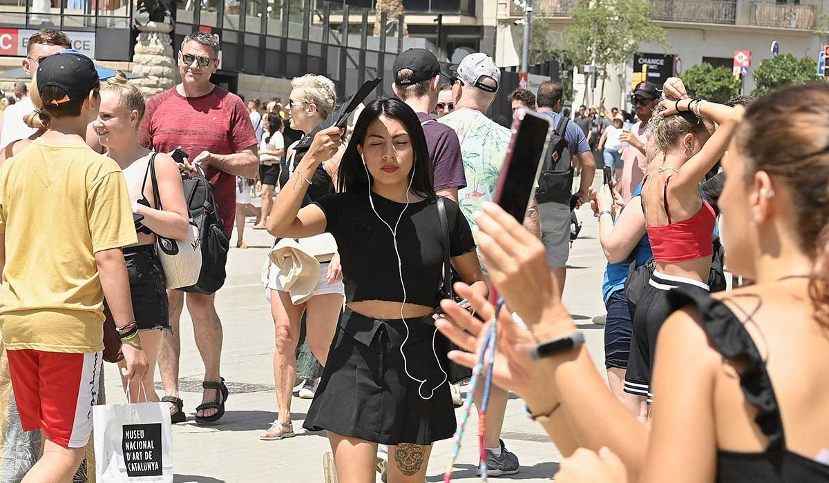 Warga beraktifitas di luar 