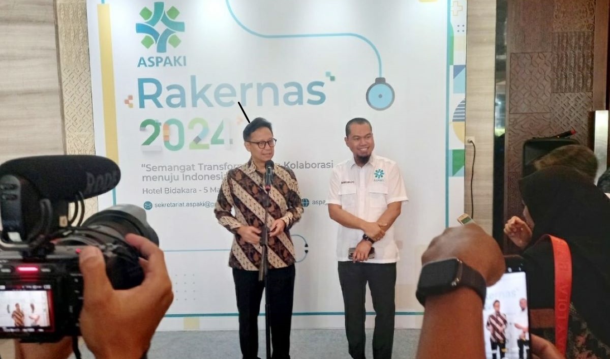 Menteri Kesehatan Budi Gunadi Sadikin (batik).