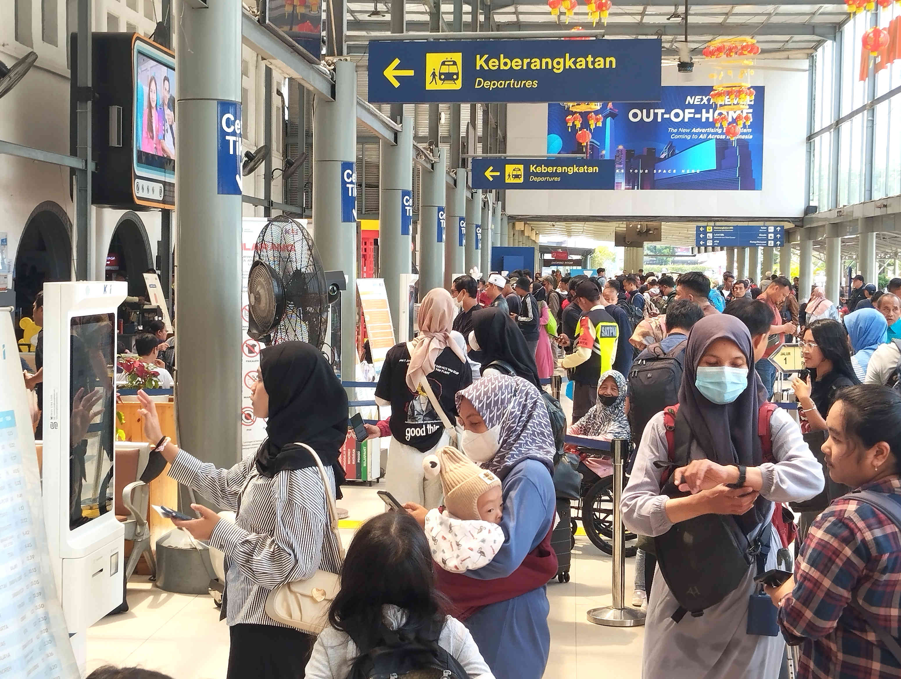 Para calon penumpang kereta api bersiap melakukan perjalanan