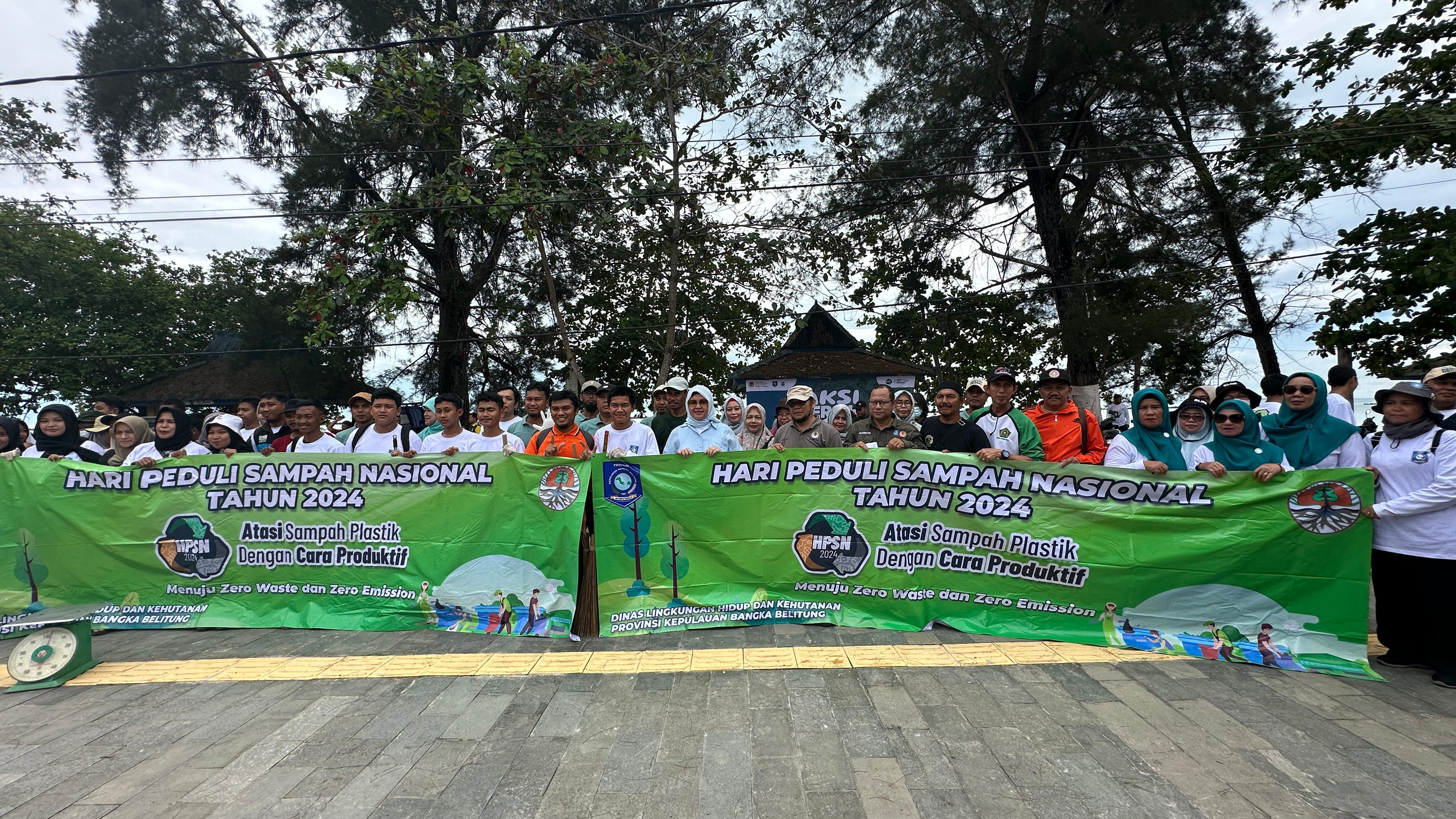 KLHK gelar Aksi Bersih Negeri di Kabupaten Karawang, Jawa Barat, Jumat (8/3).