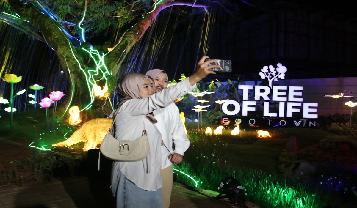 Warga Sawangan menikmati pencahayaan dari kawasan Senopati Boulevard Eco Town, Sawangan, Depok