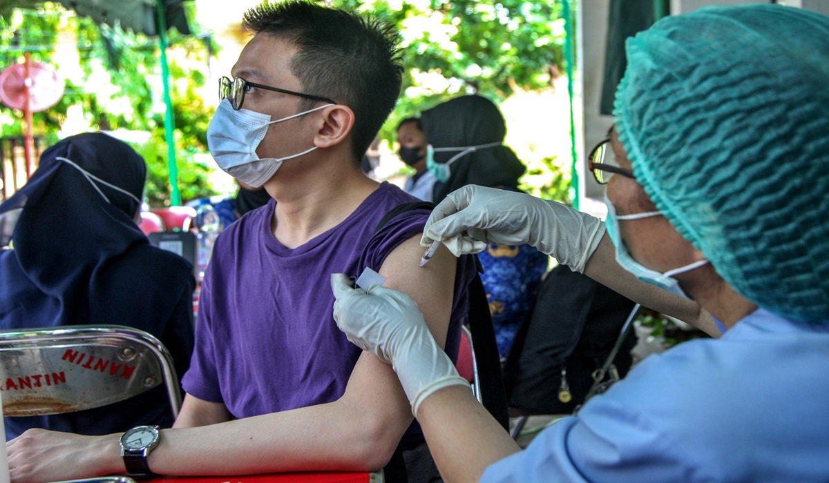 Petugas kesehatan menyuntikkan vaksin booster dosis kelima terhadap warga di Dinas Kesehatan DKI Jakarta, Gambir, Jakarta Pusat.