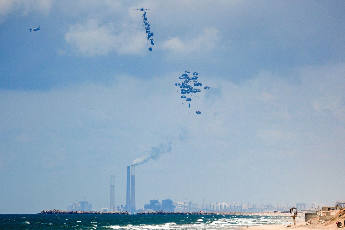 Warga Gaza yang Kelaparan Berebut Bantuan