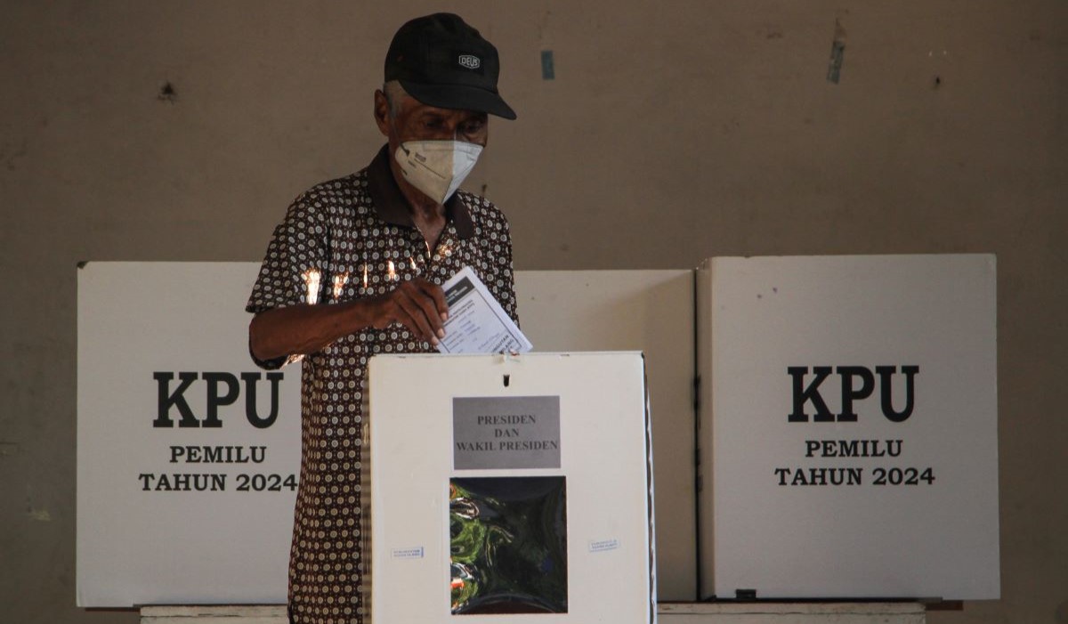 Warga menggunakan hak pilihnya saat mengikuti pemungutan suara ulang Pemilu 2024