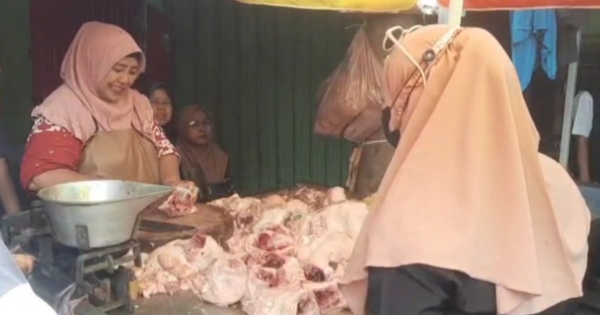Harga ayam potong di sejumlah pasar Kota Batam mengalami kenaikan sebesar Rp7 ribu, membuat Rp45 ribu per kilogram.
