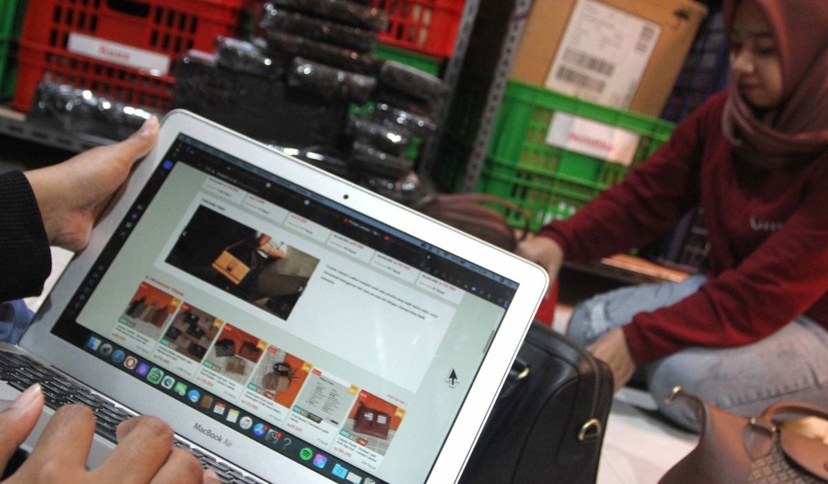 Pekerja mengunggah produk tas kulit wanita ke pasar digital di Leswan Leather, Malang, Jawa Timur, Jumat (15/9/2023).