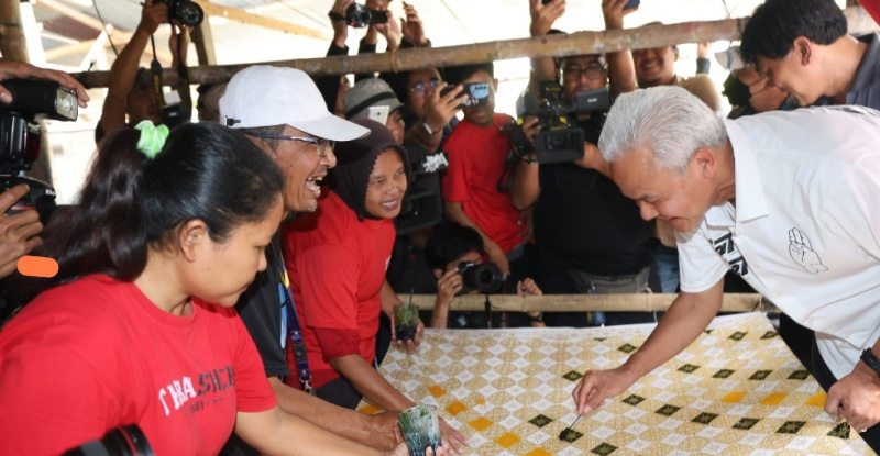 Ganjar memanfaatkan Bank Jateng sebagai salah satu bank yang fokus mengurusi akses modal UMKM dengan bunga rendah.