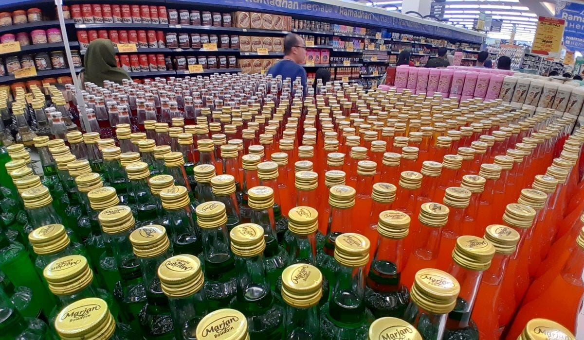 Masyarakat berbelanja makanan dan minuman di salah satu pusat perbelanjaan di Serpong 