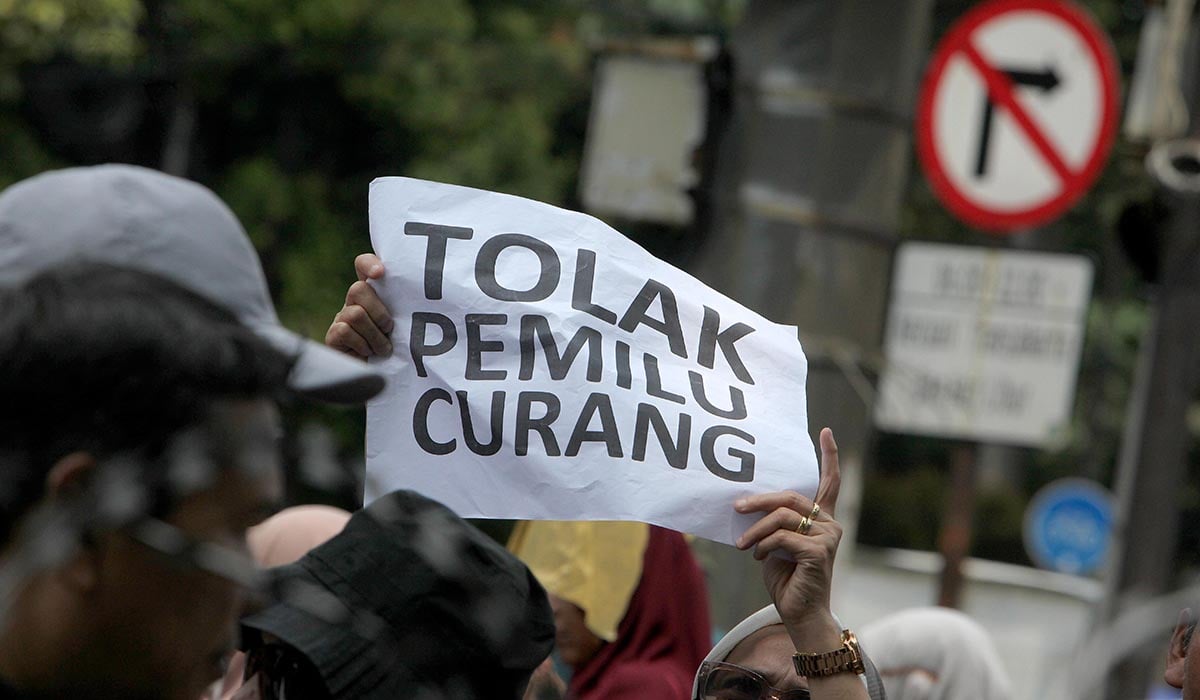 Massa menggelar aksi unjuk rasa terkait desakan untuk mengusut kecurangan pemilu di depan Gedung Komisi Pemilihan Umum (KPU), Jakarta.