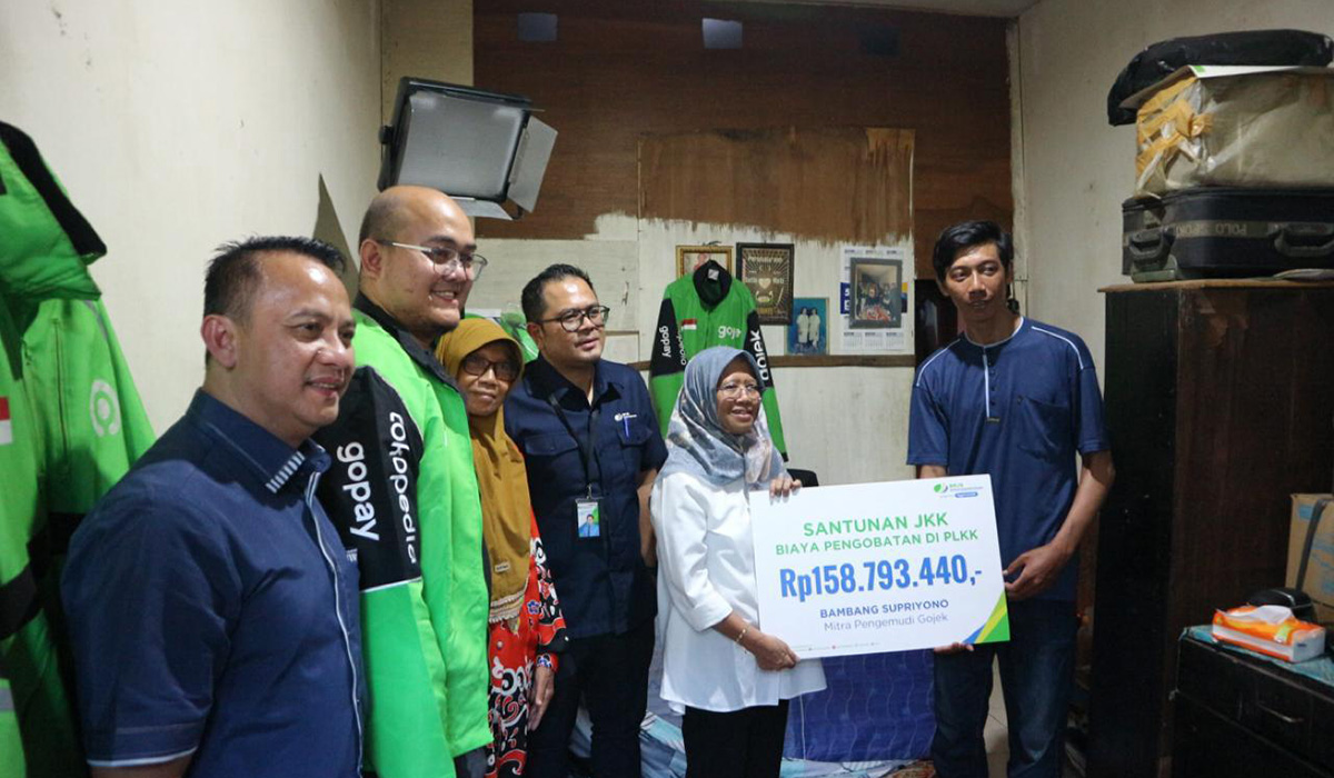 Pembayaran manfaat jaminan sosial secara simbolis diberikan kepada driver Gojek yang mengalami kecelakaan.