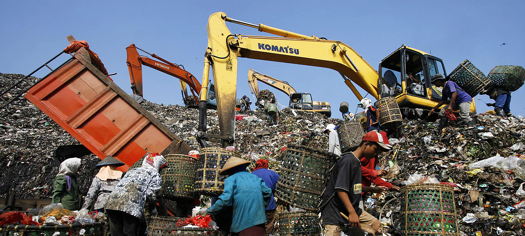 Sejumlah pemulung mengais sampah yang dibuang truk sampah di TPST Bantargebang, Kota Bekasi.