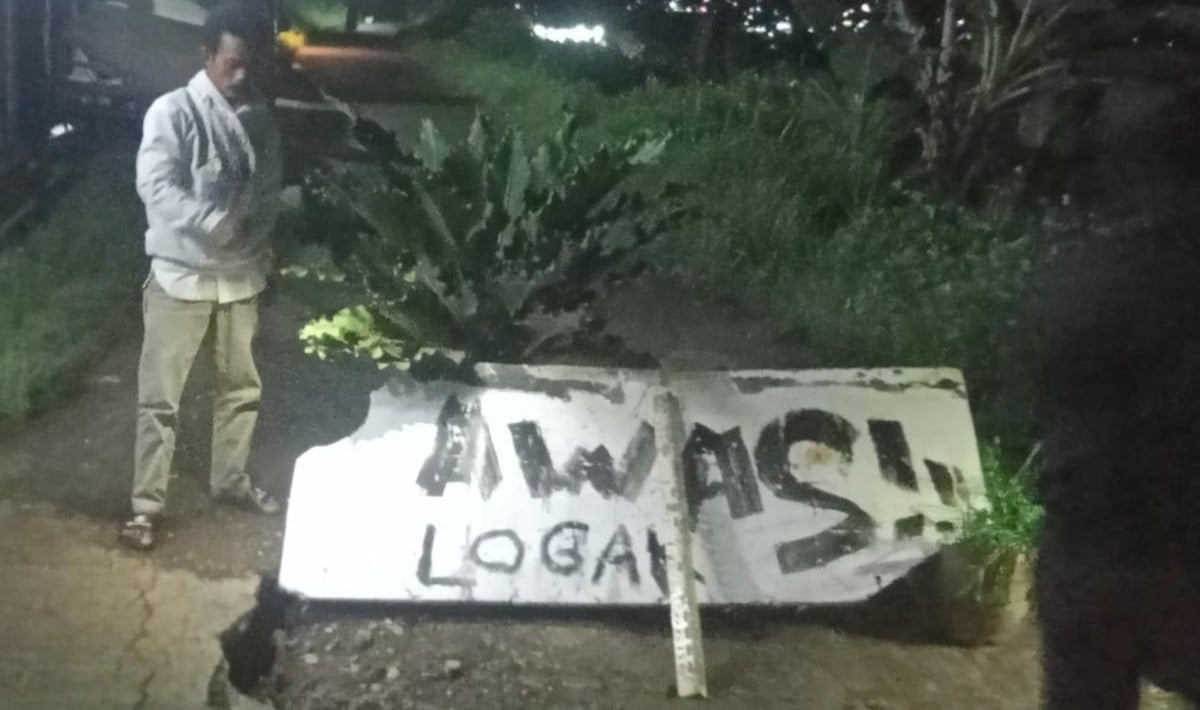 Warga memasang tanda bahaya longsor di Kampung Bojong Koneng Landeuh RT 03/11 Desa Bojongkoneng, Kecamatan Ngamprah.